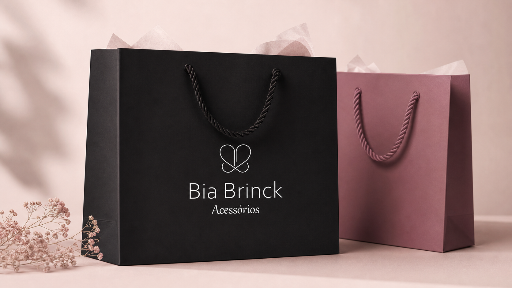 Sacolas elegantes Bia Brinck com logo branca