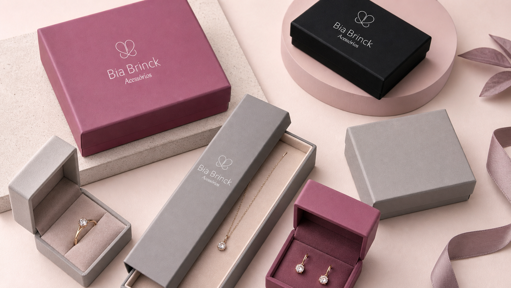 Mockup Bia Brinck com várias caixinhas de joias